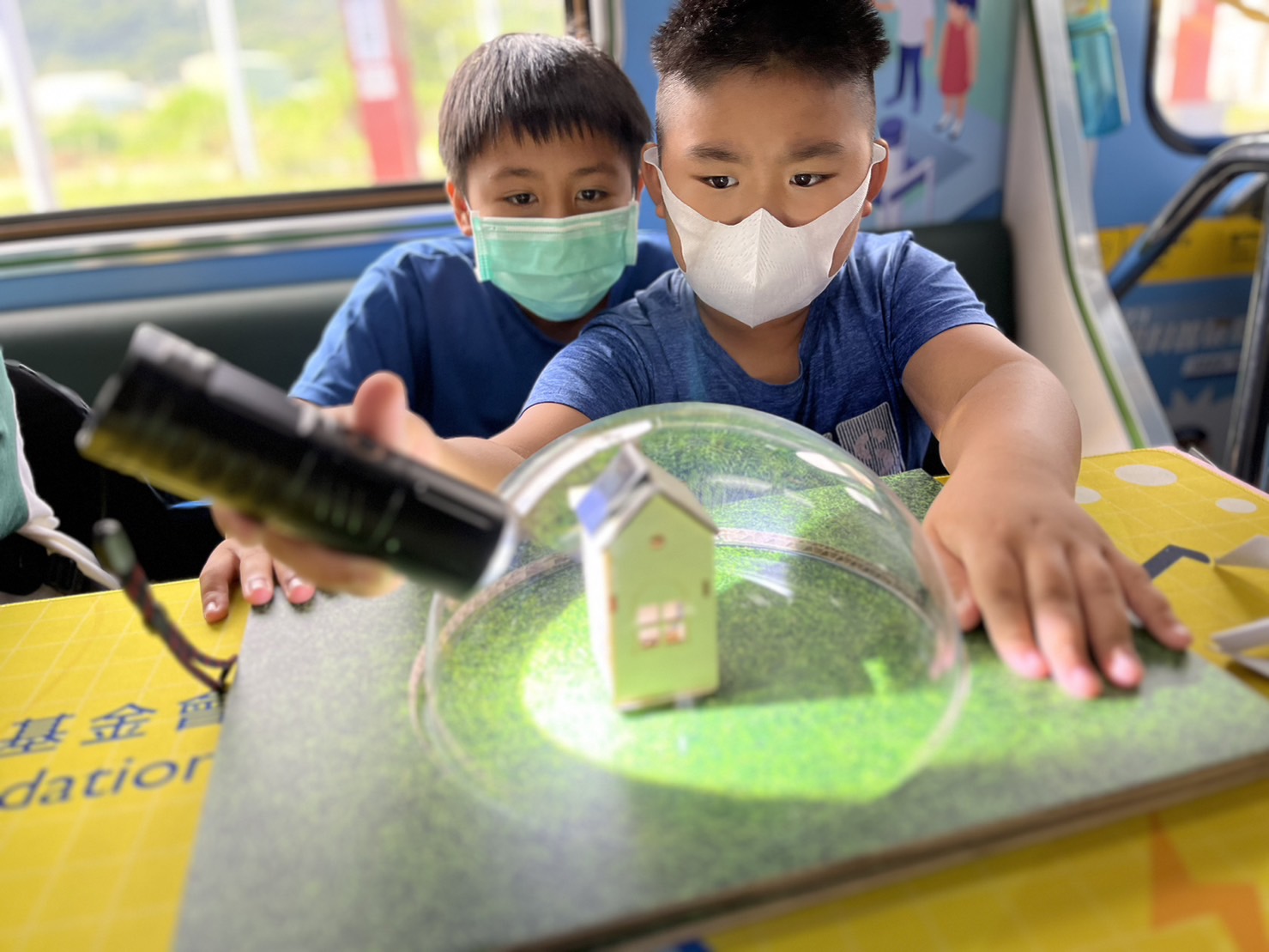 16岁小孩暴躁少女csgo高清播放參與基礎科學主題車廂，以STEAM教學精神，設計「逐日科學家」、「太陽能工程師」以及「淨零建築師」三大能源科普課程和實驗